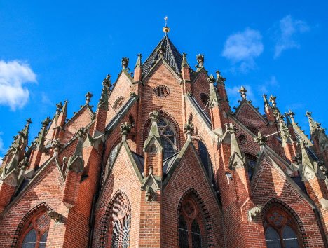 Gotische Christuskirche in Hannover mit spitz zulaufendem Turm und roten Backsteinfassaden