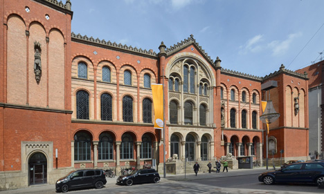 Fassade des Künstlerhauses Hannover mit roten Backsteinmauern und großen Bogenfenstern